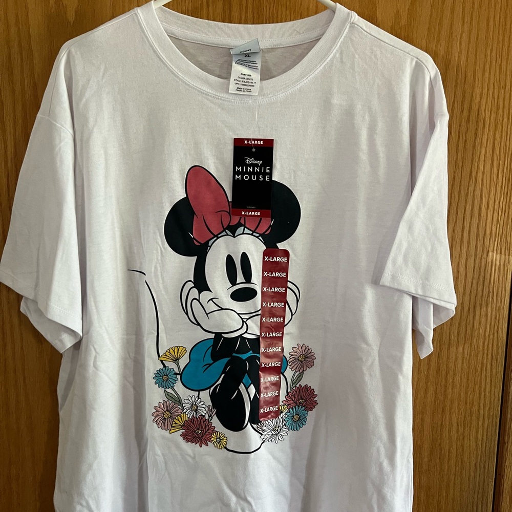 Disney women’s size XL Licensed Minnie Mouse Short Sleeve Tee with Embroidery